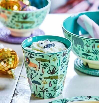 Bild av färgglada djungeltema-muggar och tillbehör