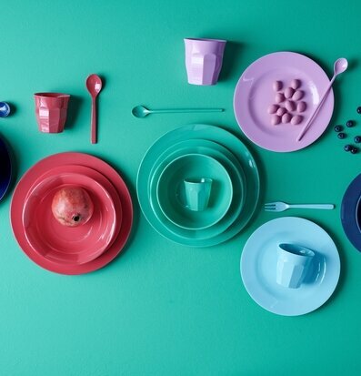 Bild av färgglada melaminprodukter i harmonisk stil