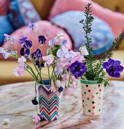 Bild av färgglada vaser som skapar hemtrevlig atmosfär