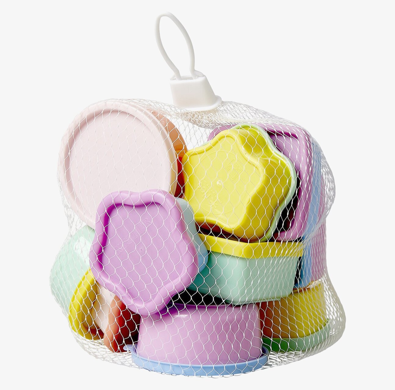 Bild av färgglada plastburkar i nät för smart förvaring