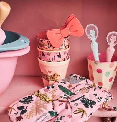 Bild av färgglada köksartiklar i lekfullt arrangemang