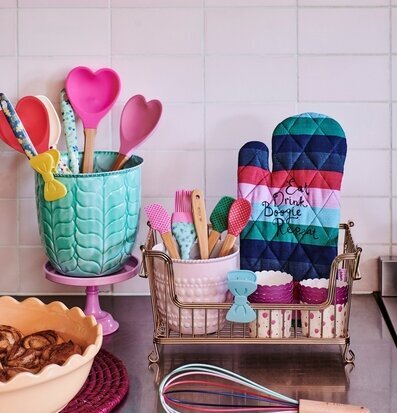 Bild av färgglatt och inbjudande kök med redskap