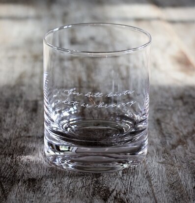 Bild av cylinderformad ljuslykta med peppande text