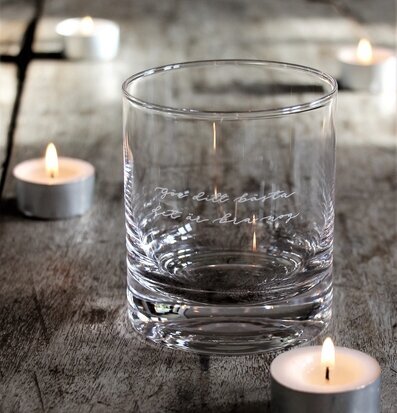 Bild av stämningsfull scen med ljus och trädetaljer