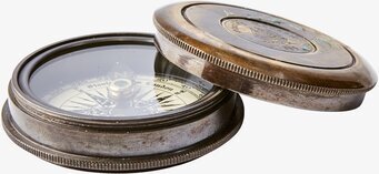 Foto av antik kompass i mässing med kartbakgrund