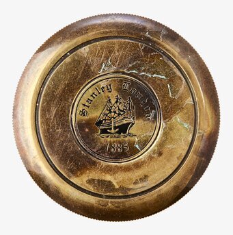 Bild av antik stil kompass i mässing och patina