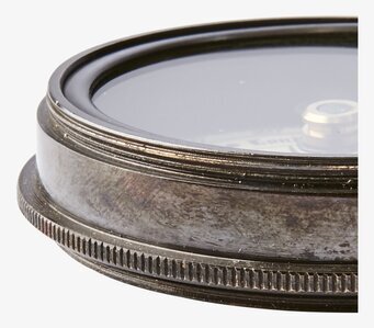 Bild av vintage kompass i mässing med patina detaljer