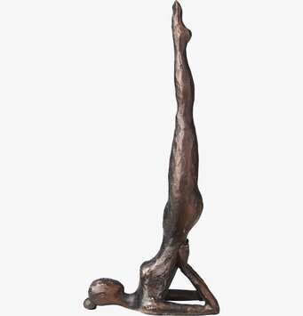 Bild av elegant bronsstaty med dramatisk ljuseffekt