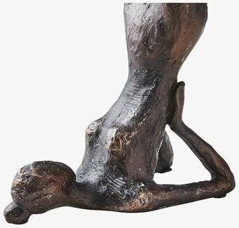 Foto av en brons/svart skulptur med dynamisk form