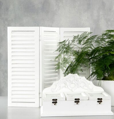 Bild av modern inredning med vit jalusi och växt