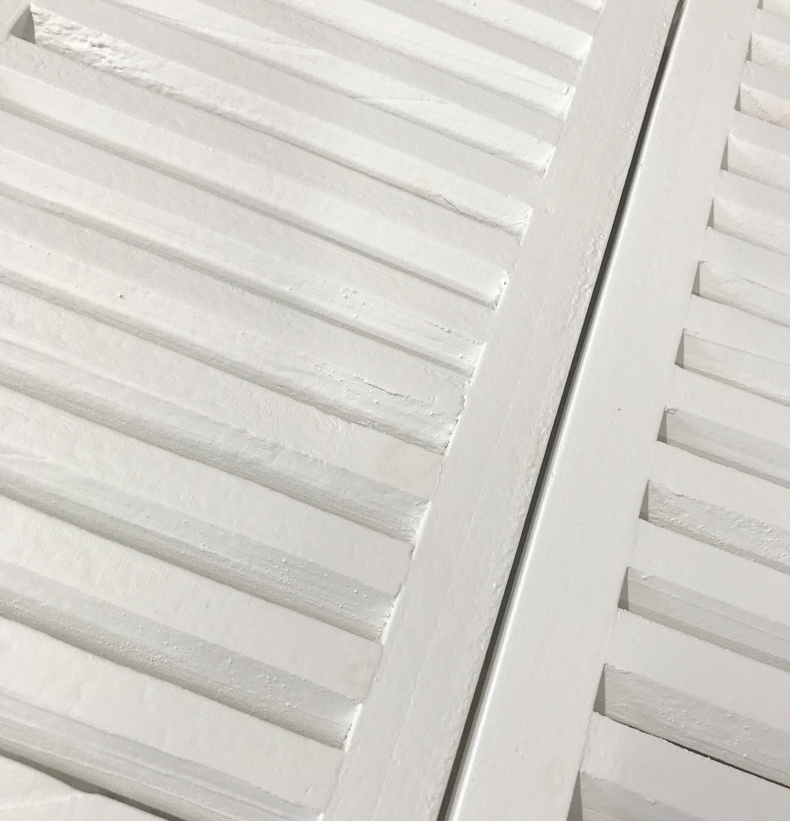 Bild av stilrena och funktionella vita fönsterjalusier