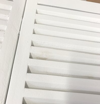 Bild av elegant fönsterjalusi med vita lameller