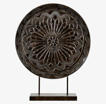 Foto av elegant brun dekoration för fönster och bord