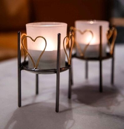 Foto av eleganta ljuslyktor med hjärtformad design