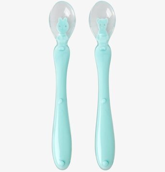 Bild av ljusblå babyskedar med ergonomisk design