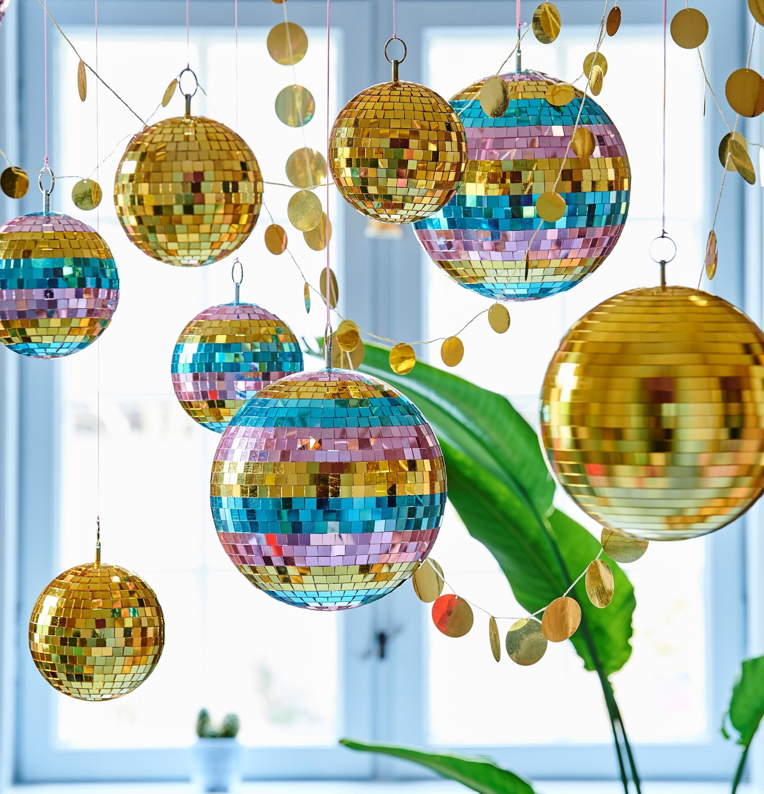 Discoboll Stripe Ø25 cm från Rice i färgglada ränder