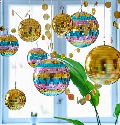 Bild av glittrande discobollar och festlig atmosfär