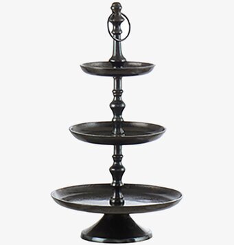 Foto av ett stilfullt och funktionellt kakfat i tre nivåer