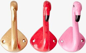 Bild av tre flamingoformade väggkrokar i livfulla färger
