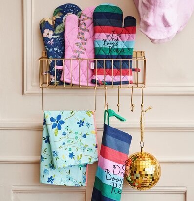 Bild av stilfull och färgglad heminredningsinstallation