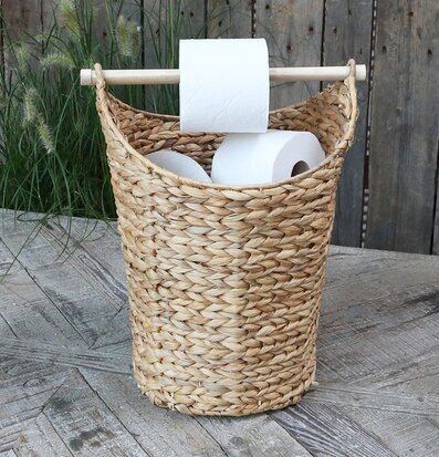 Bild av rustik korg för toalettpapper i naturmaterial