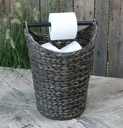 Bild av stilren toalettpappershållare i rustik miljö