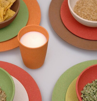 Assiett från Zuperzozial i naturliga färger på dukning