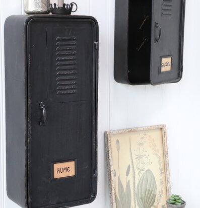 Bild av industriell inredning med plåtskåp och växter