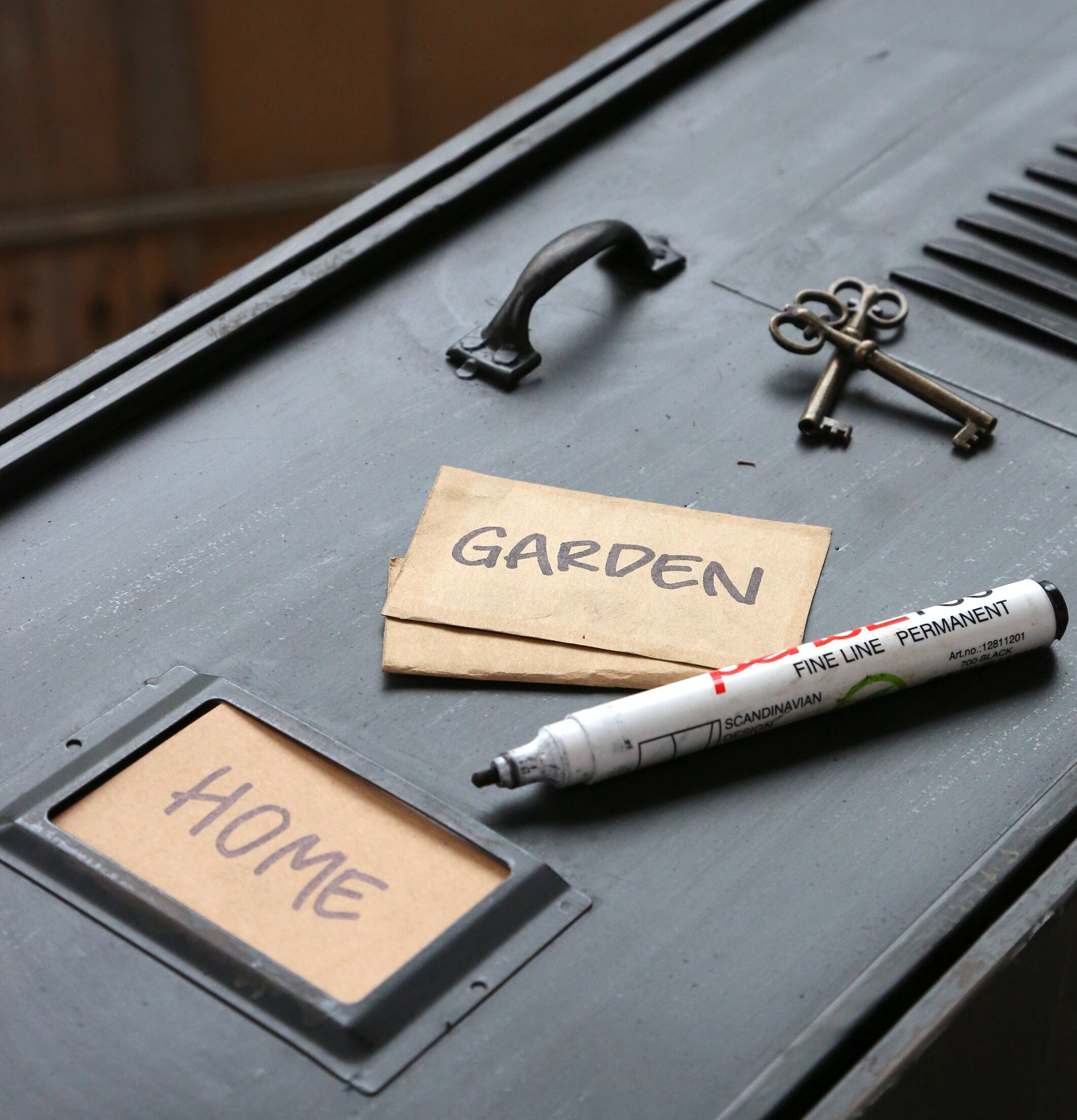 Plåtskåp Industri Svart från Chic Antique i industriell miljö