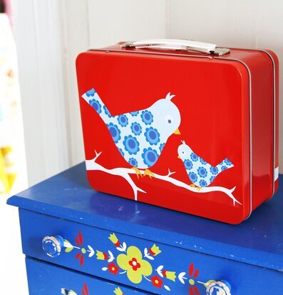 Bild av lekfull lunchlåda med fågelmotiv och blommor