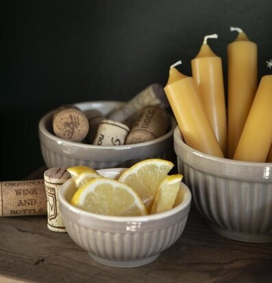 Bild av rustik hylla med skålar och stearinljus