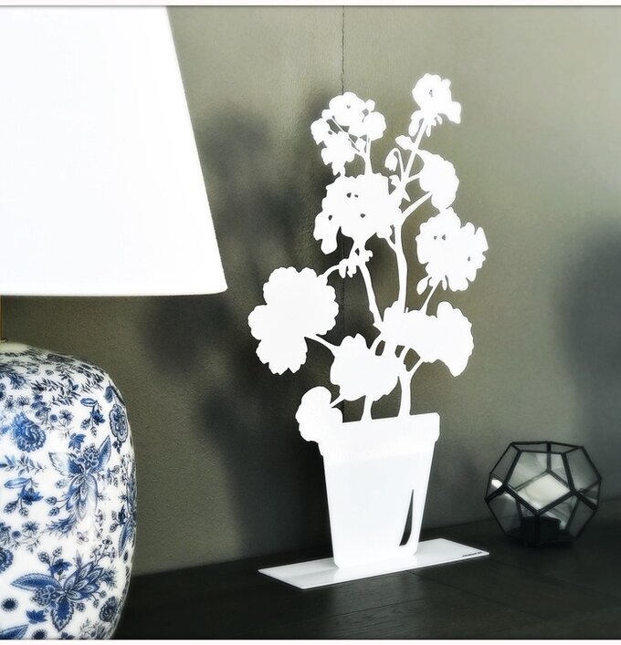 #ÄlskaPlåt Pelargon Stor Vit från Älskaplåt mot mörk vägg