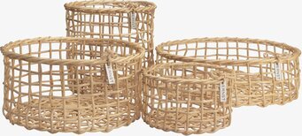 Bild av harmoniskt matchade korgar i naturligt material