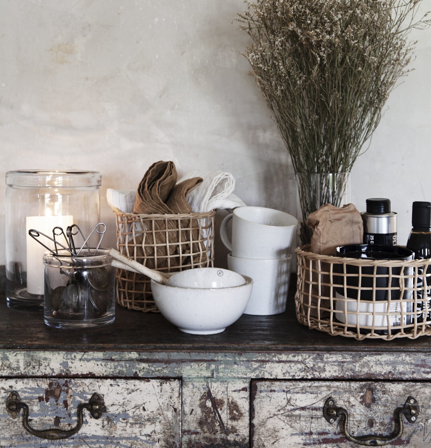 Bild av stilren förvaring med korgar och antik byrå