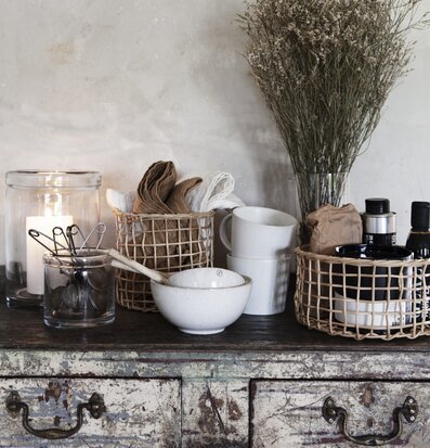 Bild av stilren förvaring med korgar och antik byrå