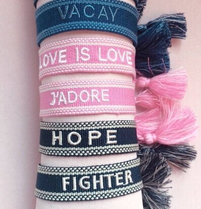 Foto av smakfullt presenterade armband med budskap