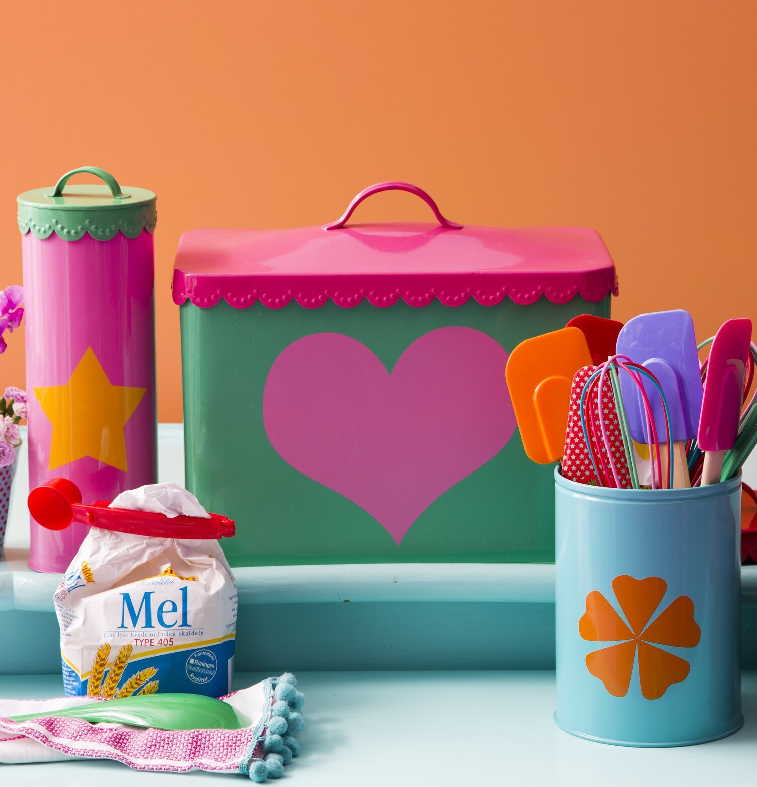 Plåtburk Pasta Star från Rice på pastellfärgad yta