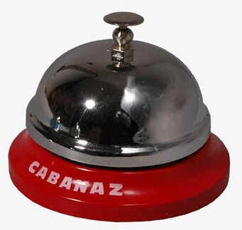 Bild av stilfull bordsklocka med röd bas och metallfinish