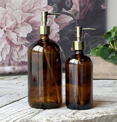 Bild av stilren miljö med glasflaskor och växt