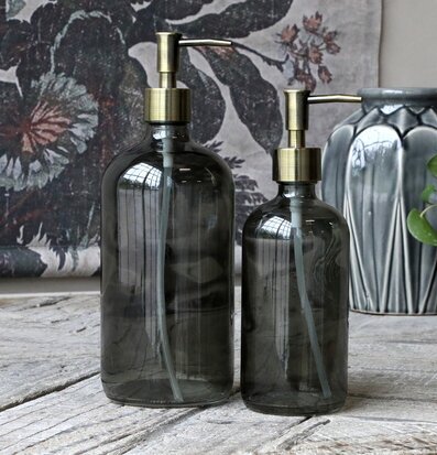 Bild av eleganta glasflaskor med metallpumpar