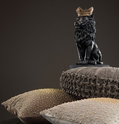 Bild av elegant inredningsdetalj med lejon och kuddar