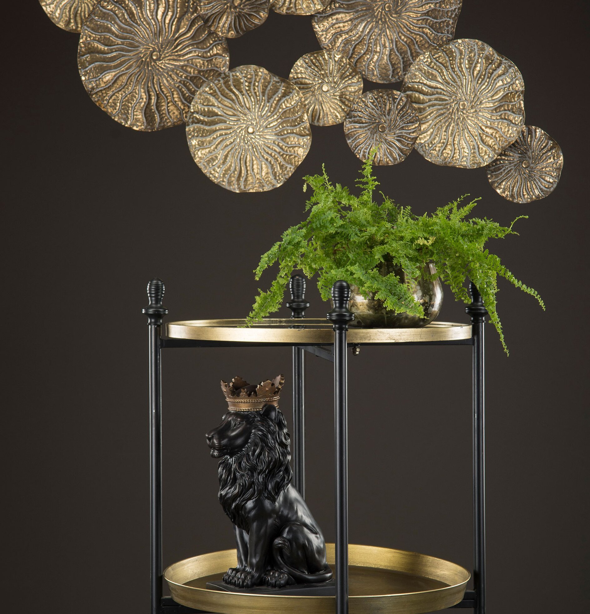 Lejon Med Guldkrona från A Lot Decoration på metallhylla