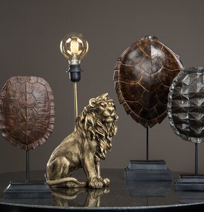Bild av elegant inredning med lejonlampa och skal