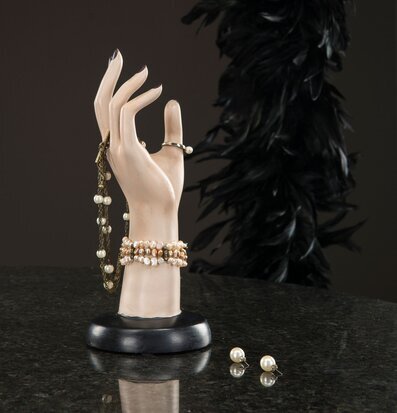 Bild av elegant smyckeshållare med pärlor och fjädrar