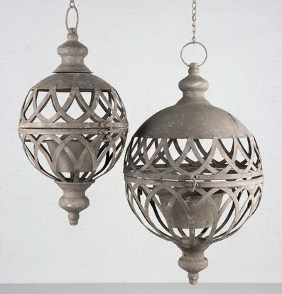 Foto av hängande ljusklot i rustik metallfinish