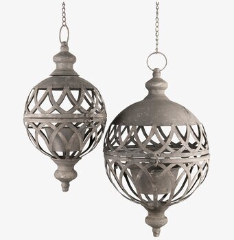Bild av två hängande ljusklot i metall med antik finish