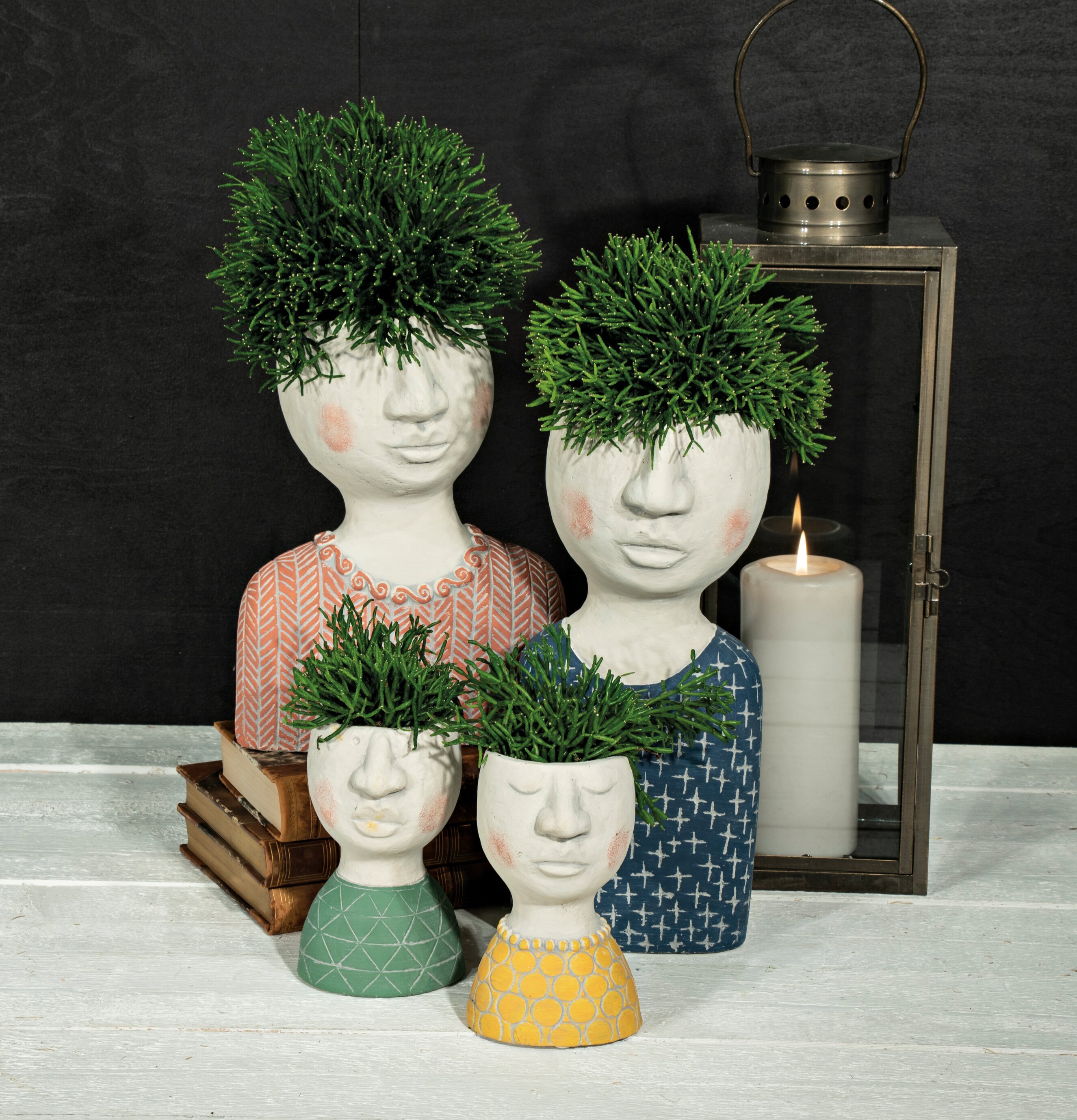 Bild av charmiga ansiktskrukor i hemtrevlig miljö