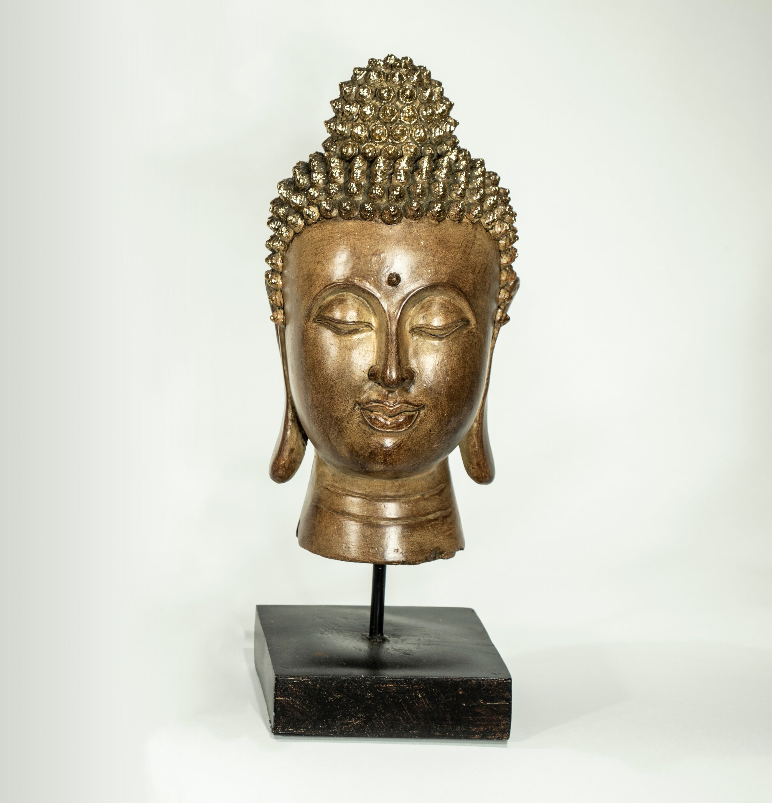 Bild av en detaljrik och konstnärligt snidad Buddha