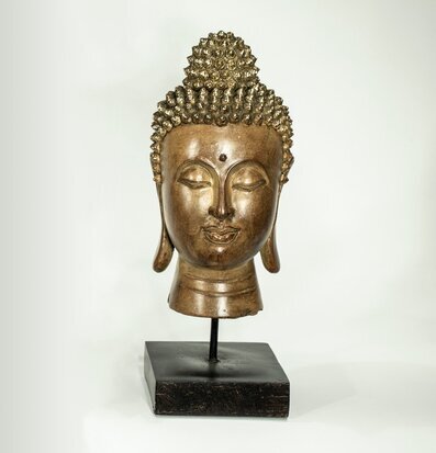 Bild av en detaljrik och konstnärligt snidad Buddha