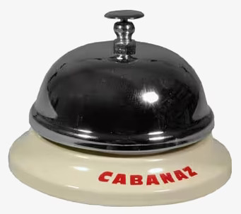 Bild av retroinspirerad bordsklocka i vanilj och metall